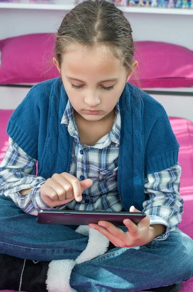 Meisje met een tablet pc — Stockfoto