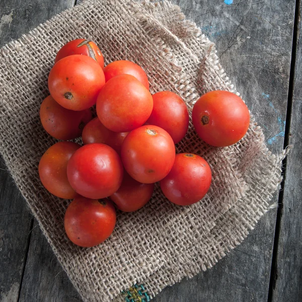 Pomidory wiśniowe na drewnianym stole — Zdjęcie stockowe