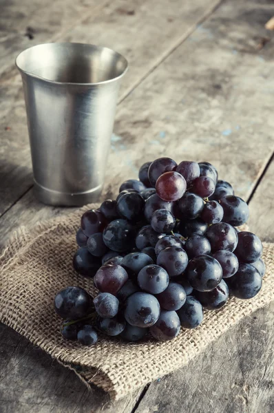 Druiven op een oude houten tafel. — Stockfoto