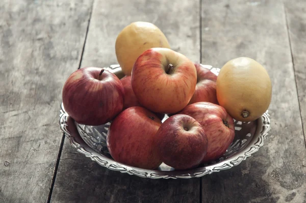 Świeże, ekologiczne jabłka i cytryny — Zdjęcie stockowe