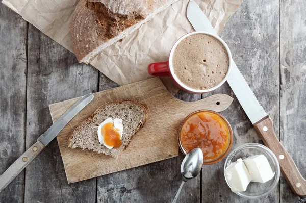Café da manhã com compota de pêra e pão — Fotografia de Stock