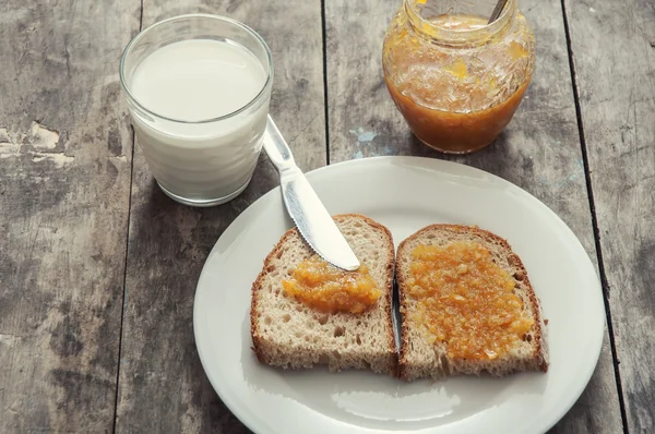 Desayuno con mermelada y pan —  Fotos de Stock