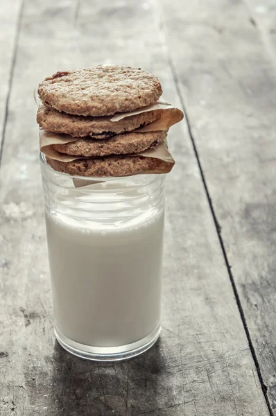 Cookies and a glass of milk — Stock Photo, Image