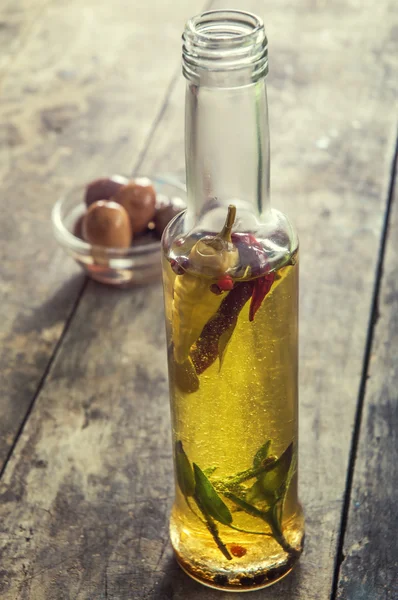 Olivenöl auf Holzgrund — Stockfoto