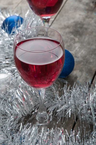 Δύο ποτήρια κόκκινο κρασί και χριστουγεννιάτικα στολίδια — Φωτογραφία Αρχείου
