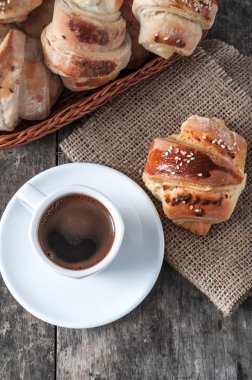 fincan kahve ve kruvasan