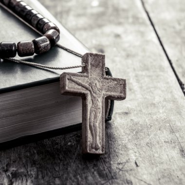 bir ahşap yüzey portre üzerinde çapraz