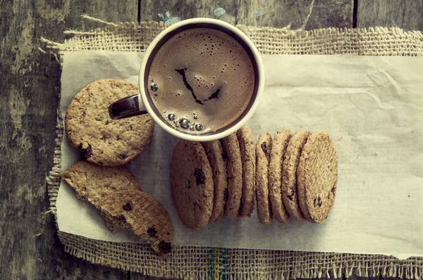 Kakor och kaffe på bordet — Stockfoto