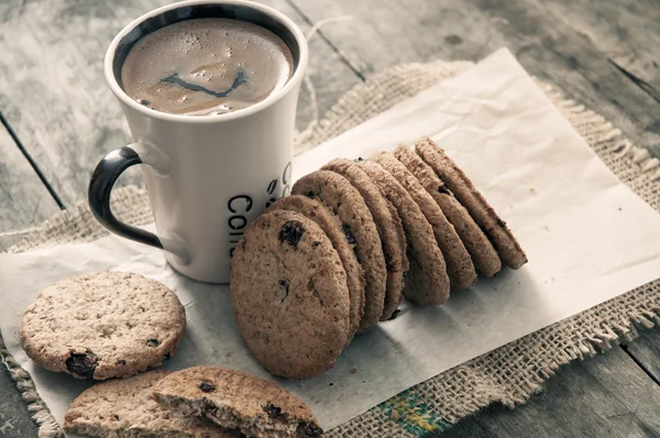 Cookie-k és a kávé-tábla — Stock Fotó