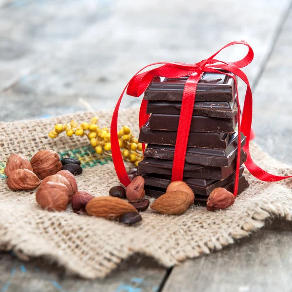 Chocolade op houten tafel — Stockfoto