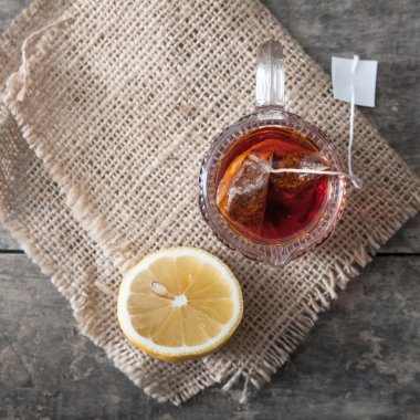 Cam bardak limonlu çay