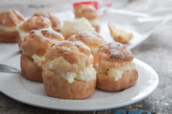 Profiteroles en un plato — Foto de Stock