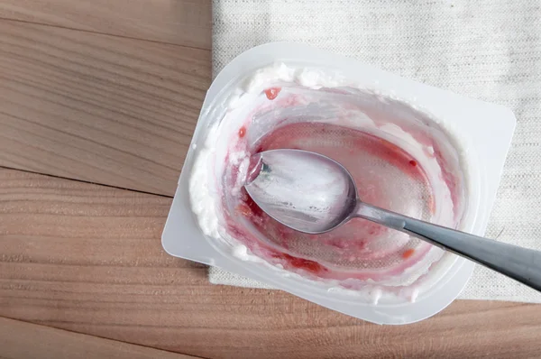 Ovansida av Tom plastflaska yoghurt — Stockfoto