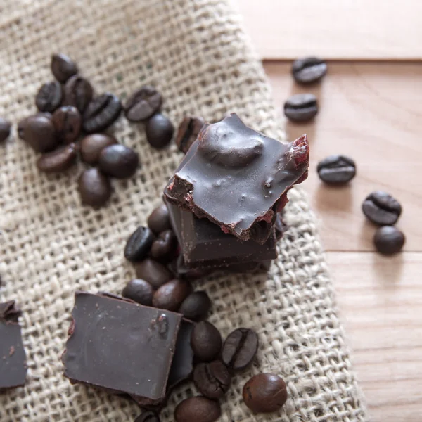 Choklad bitar tornet på en trä yta — Stockfoto