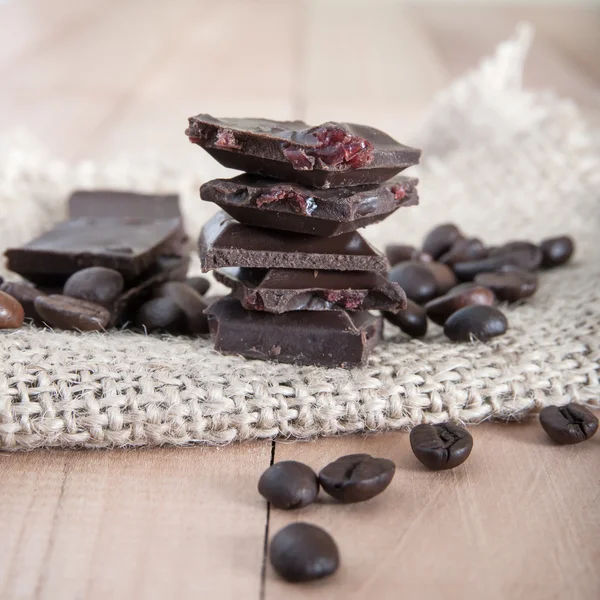 Trozos de chocolate torre sobre una superficie de madera —  Fotos de Stock