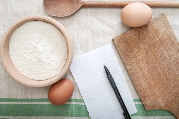 Meel, eieren, en kookgerei — Stockfoto