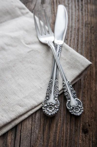 Cubiertos viejos en mesa de madera — Foto de Stock