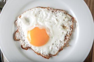 Tabakta kızarmış yumurta.