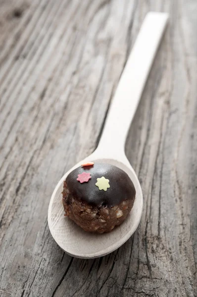 Chocolade bal in houten lepel — Stockfoto