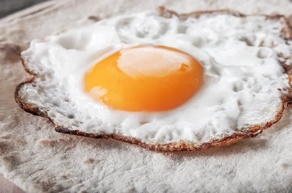 Fried egg on grilled flour tortilla — Stock Photo, Image