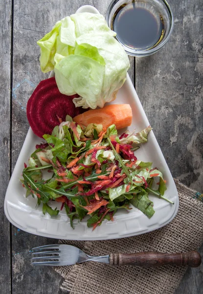 Deliciosa ensalada con rúcula — Foto de Stock