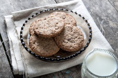 Çikolata parçacıklı kurabiye.
