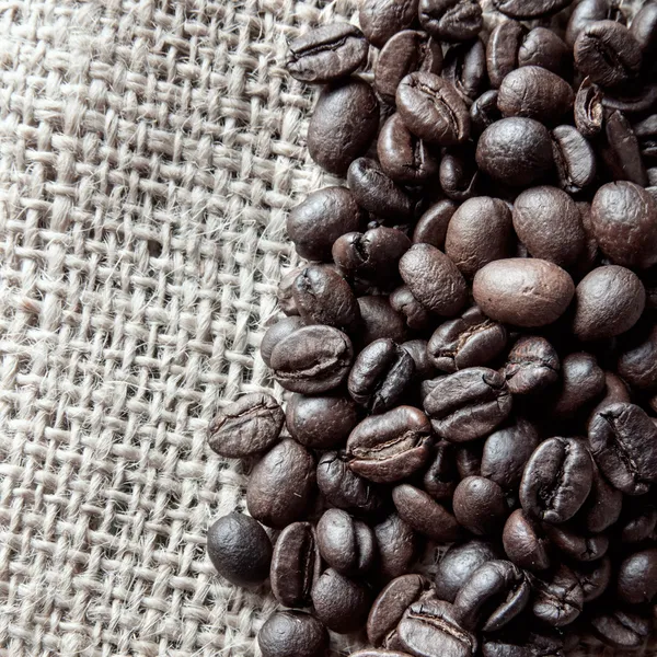 Koffie bonen op doek zak — Stockfoto