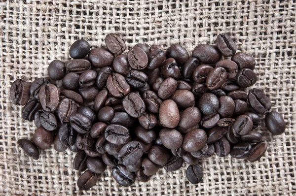 Granos de café en saco de tela —  Fotos de Stock