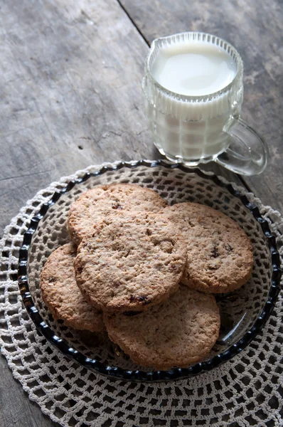 Chocolate chip cookies and milk — Stock Photo, Image