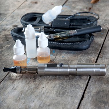 eski ahşap masa üzerinde elektronik sigara