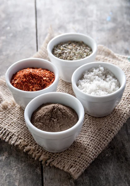 Pimenta, orégano e sal de cozinha em taças — Fotografia de Stock