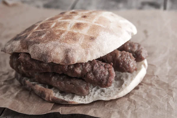 Cevap o kebab, comida tradicional de los Balcanes . —  Fotos de Stock