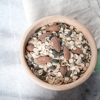 Granola ile fındık ve kuru meyve