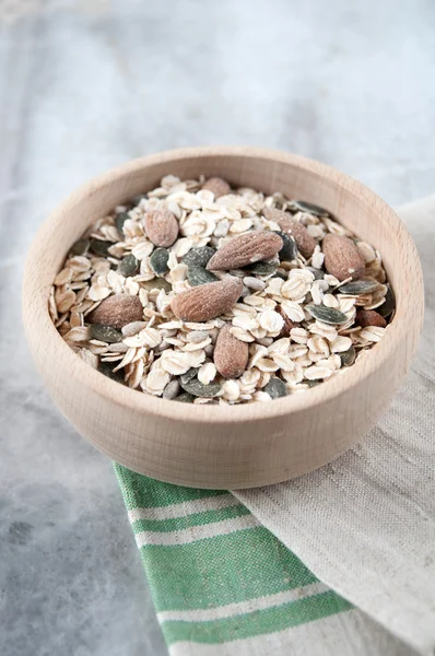 Müsli med nötter och torkad frukt — Stockfoto