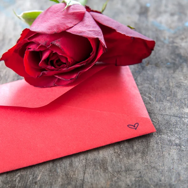 Rosa rossa e lettera d'amore — Foto Stock