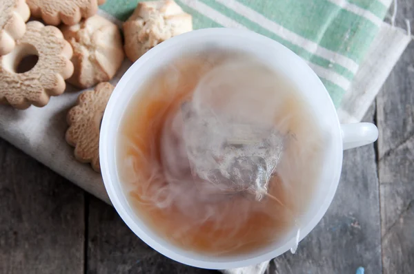 Горячий чай и печенье на столе — стоковое фото
