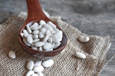 Tahta bir masada beyaz fasulye