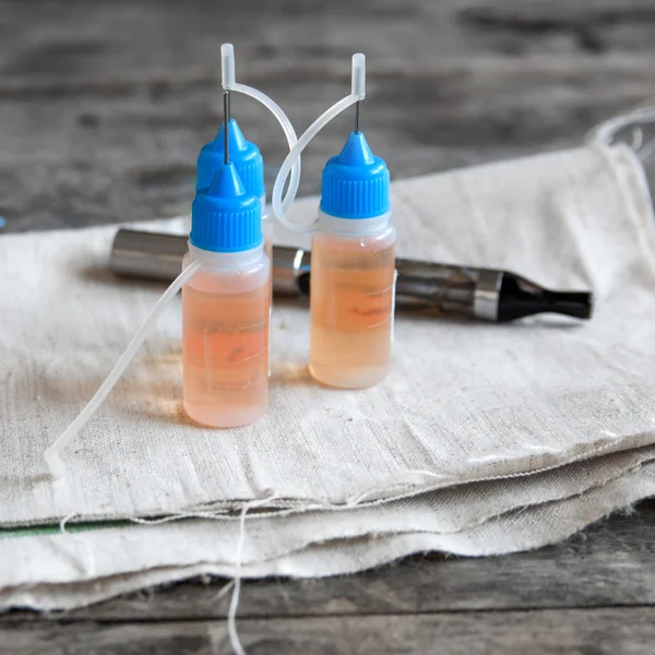 E-cigarette with  different  re-fill  bottles — Stock Photo, Image