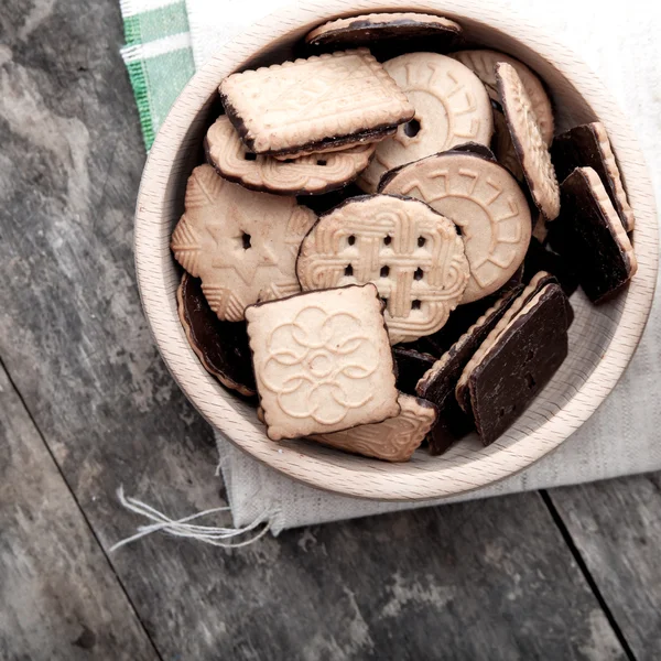 Biscoitos de chocolate na mesa — Fotografia de Stock
