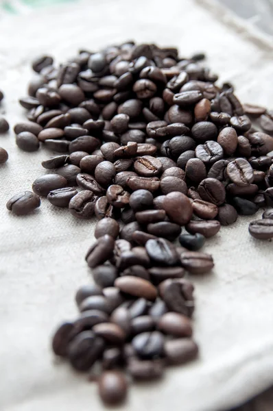 소박한 배경 위에 볶은 커피 콩. — 스톡 사진