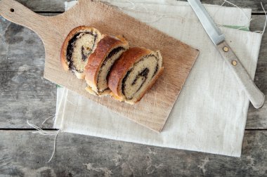 ahşap yüzeyde haşhaşlı rulo