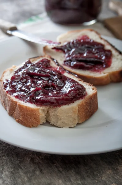 Pflaumenmarmelade mit Brot — Stockfoto