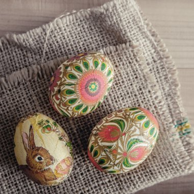 Ahşap arka planda paskalya yumurtaları