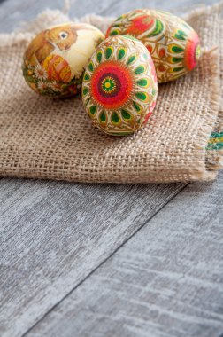 Ahşap arka planda paskalya yumurtaları