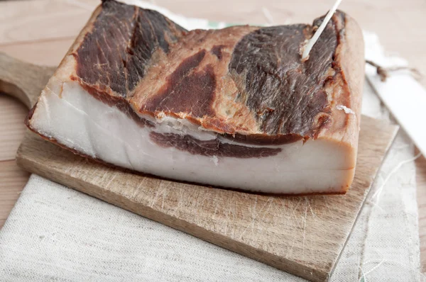 Stukken van gerookte varkensvlees bacon — Stockfoto