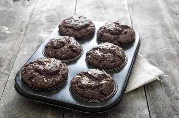 Chocolate cupcakes on a wooden table. — Stock Photo, Image