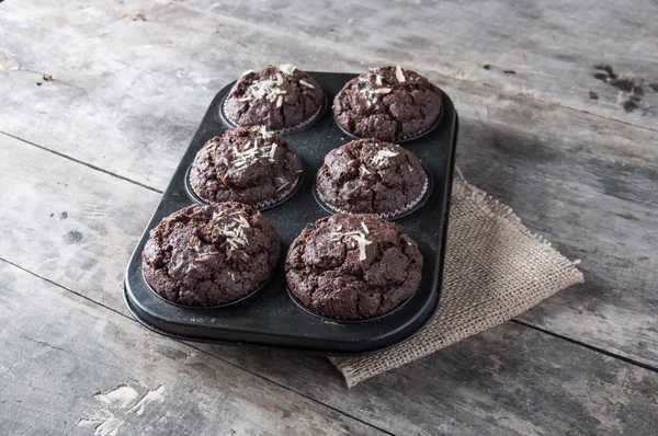 Chocolate cupcakes on a wooden table. — Stock Photo, Image