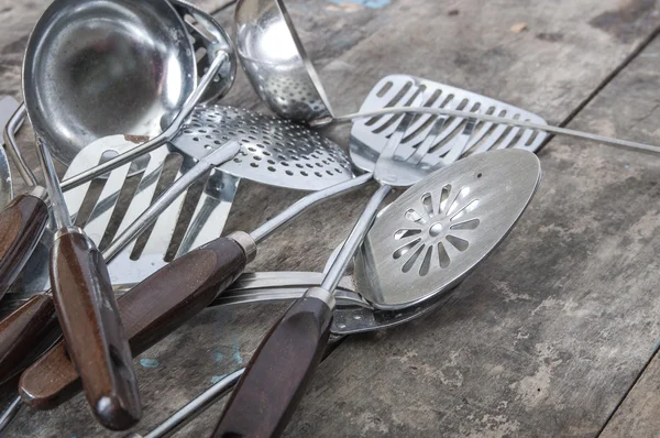 Stary sztuka zupa metalowe naczynia i szczelinach łyżka — Zdjęcie stockowe