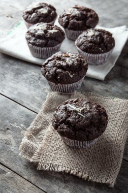 ahşap bir masa üstünde çikolata cupcakes.