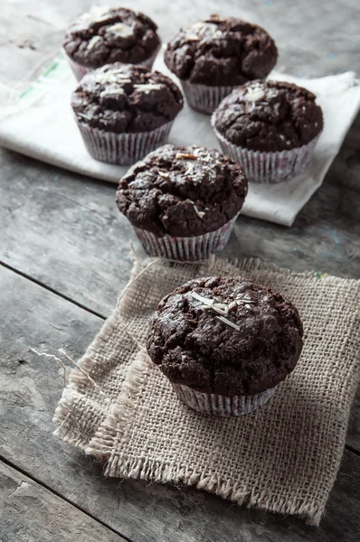 Chocolate cupcakes on a wooden table. — Stock Photo, Image